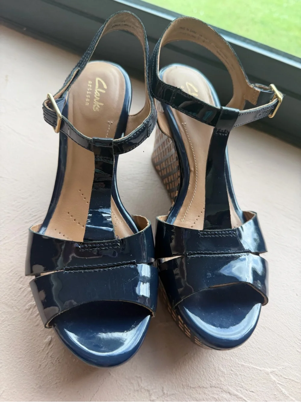 Clarks Amelia Roma Blue Glossy T-strap wedge sandals woven-pattern platform SZ 8